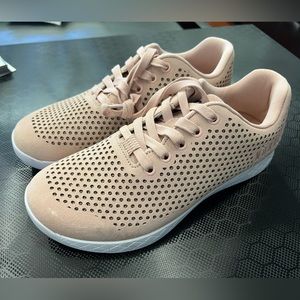 Light pink suede almost brand new condition. Nobull pink suede